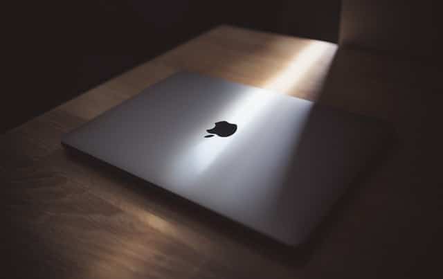Tim Cook ve Apple