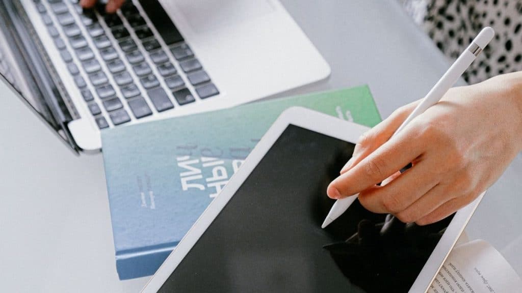 apple-daha-buyuk-ekranli-ipad