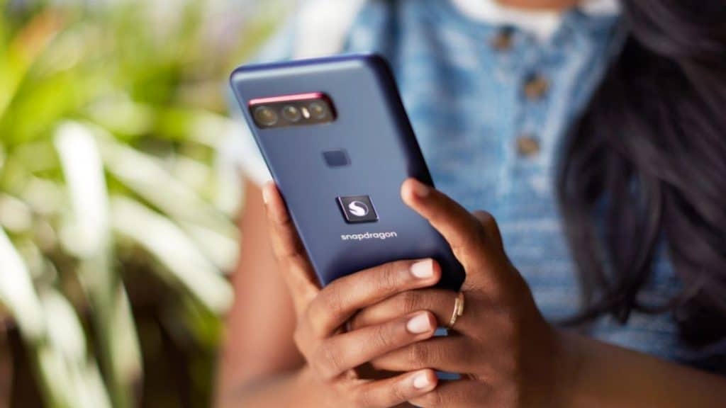 Qualcomm ve Asus imzası taşıyan Snapdragon logolu telefon