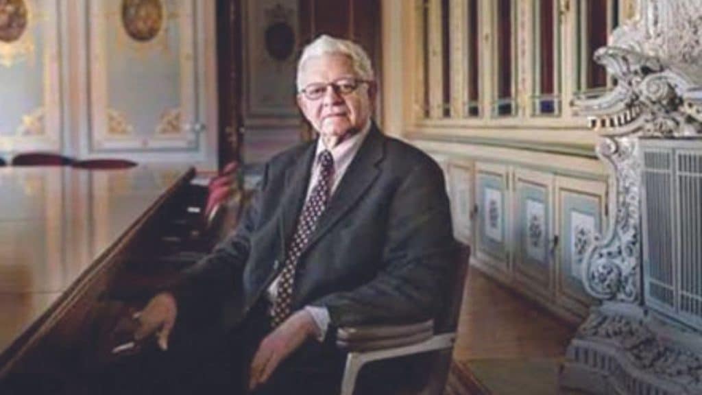 Oktay Sinanoğlu Kimdir