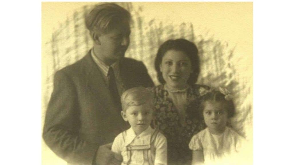 Oktay Sinanoğlu Kimdir