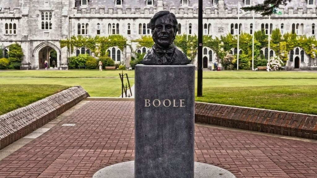 George Boole büstü