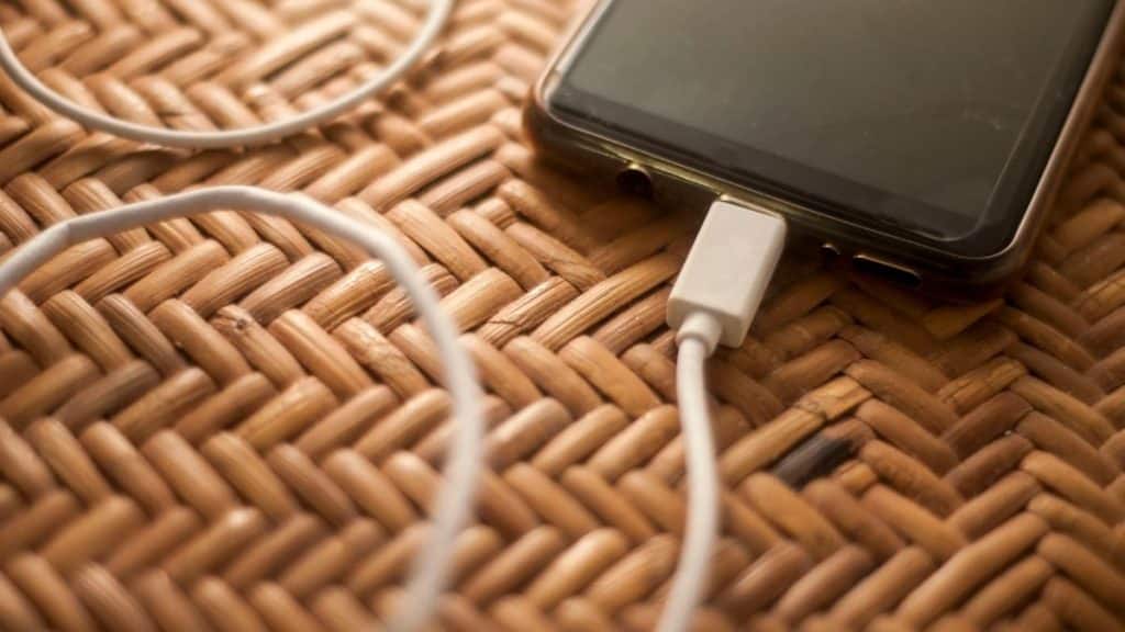 Telefonların Isınmasının Nedenleri - Şarjdayken Telefonu kullanmak