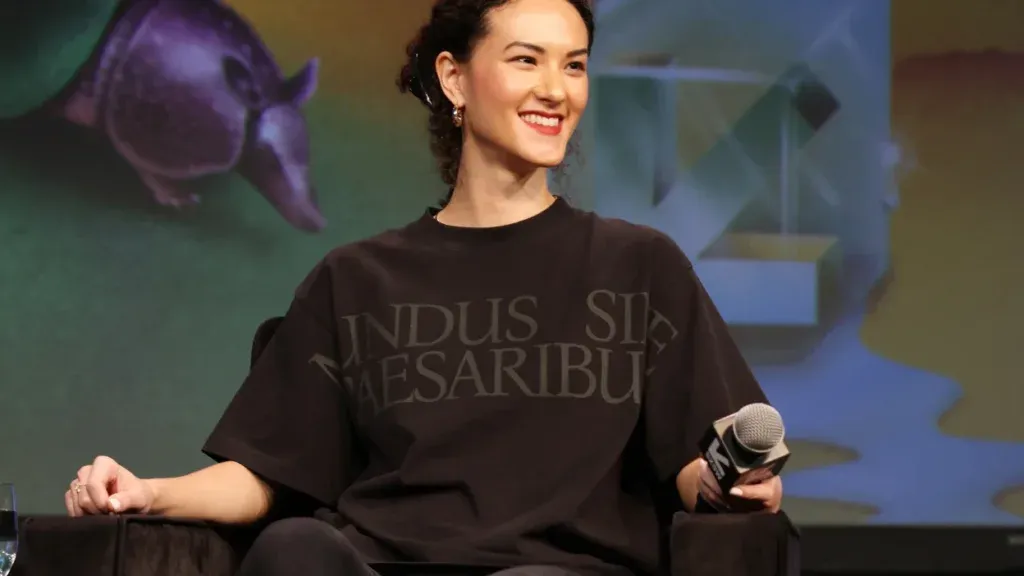 Bluesky CEO Jay Graber wearing a t-shirt that states "Mundus sine Caesaribus" ("A World Without Caesars")