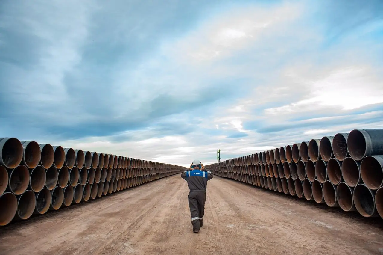 The image displays the construction site of the Vaca Muerta Sur Oil Pipeline (VMOS) in Argentina