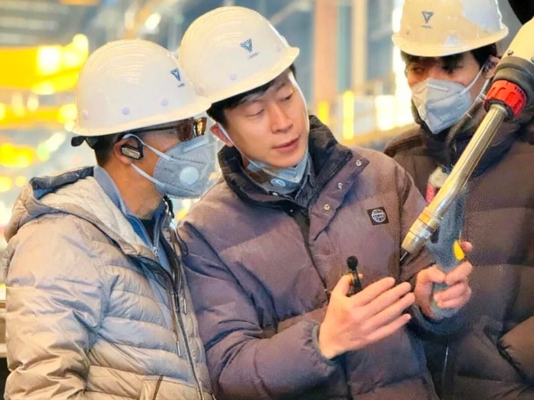Qiao Zhongliang (middle) conducts research on industrial scenarios. 