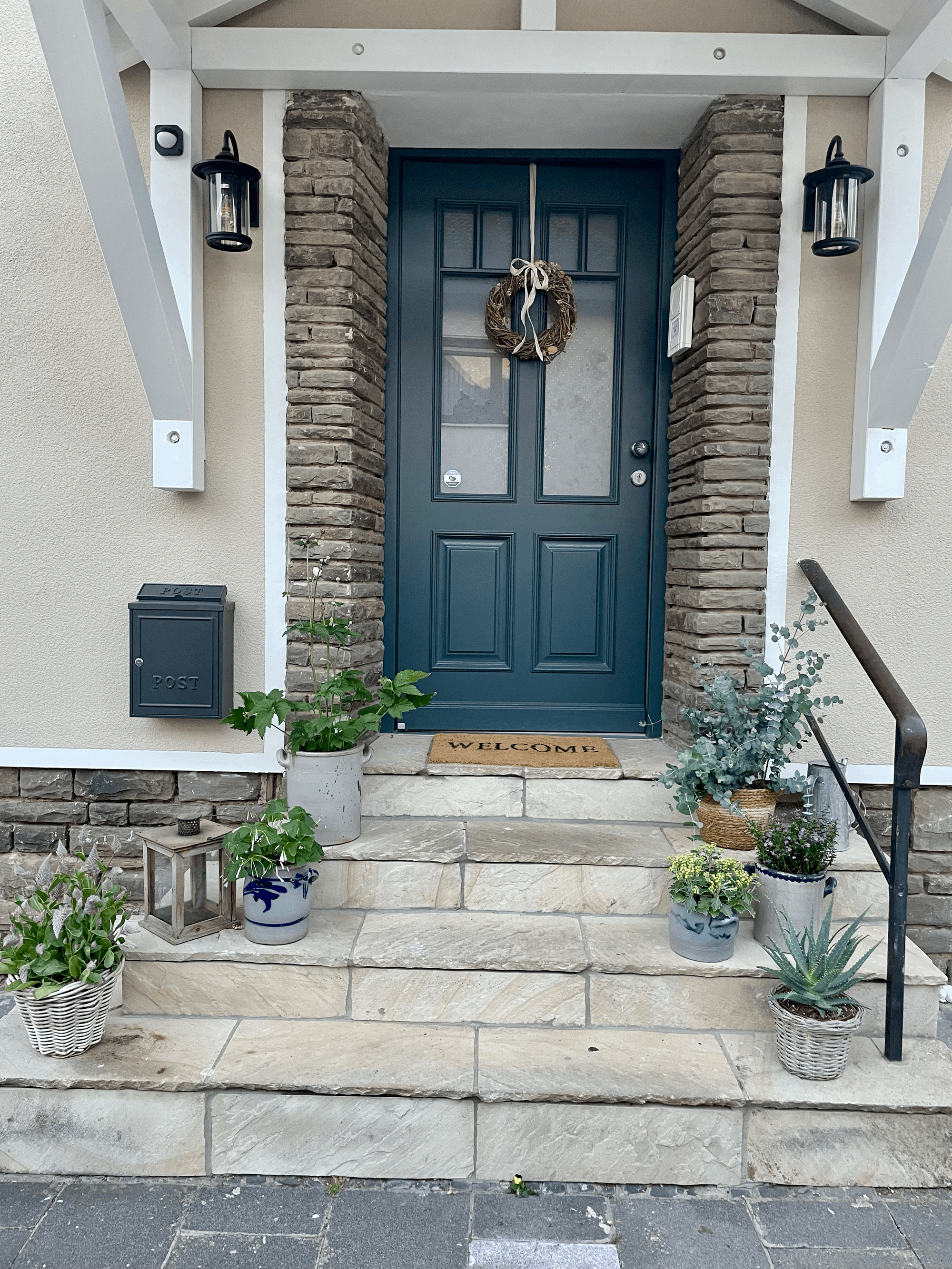 Stiefmütterchen, Basilikum und ein Apfelbaum