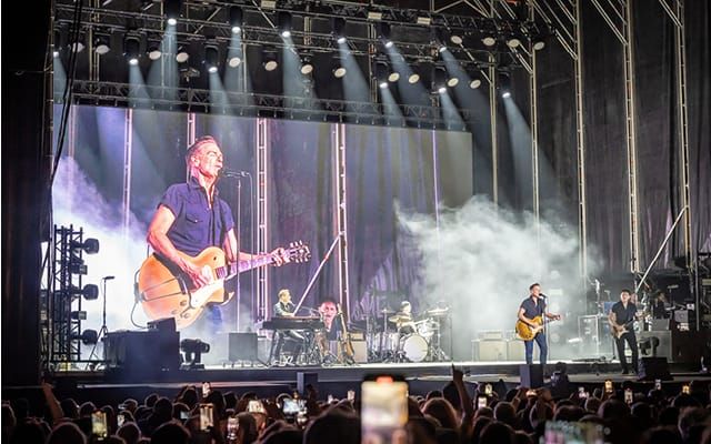 Bryan Adams Roll With The Punches Tour