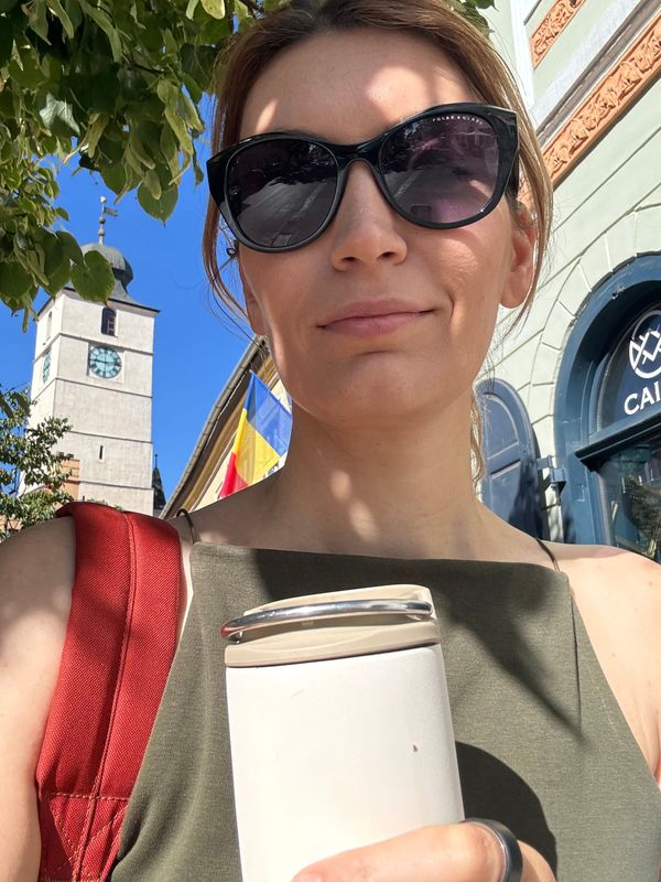 Cum supraviețuiești verii când ești mamă: sfaturi pentru somn și echilibru emoțional