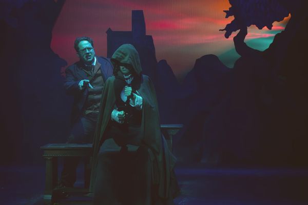 Arizona Theatre Company Closes Its 58th Season With a Gender-Bending 'Dracula' Comedy