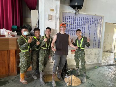 協助光復救災：清理高中並和軍人合照！