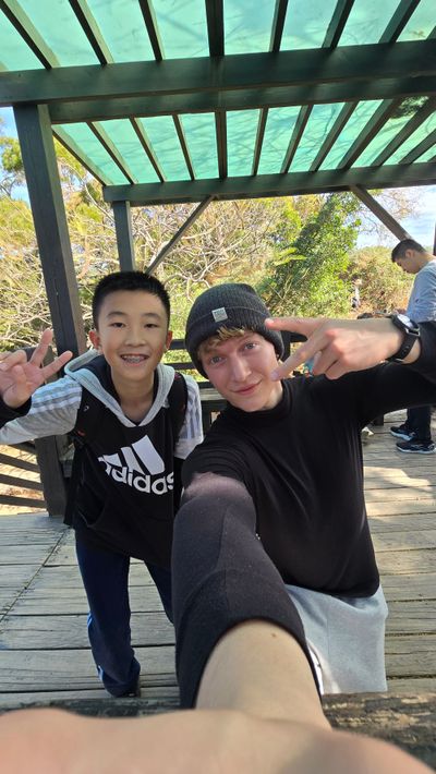 I hike Wanli Changcheng in Dadu with a fan