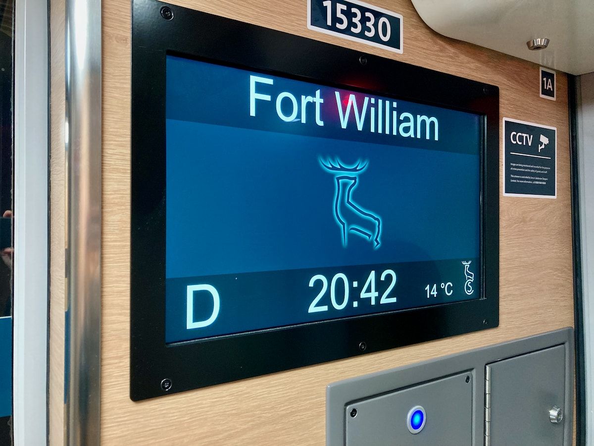 Anzeige im Caledonian Sleeper mit Zugziel "Fort William"