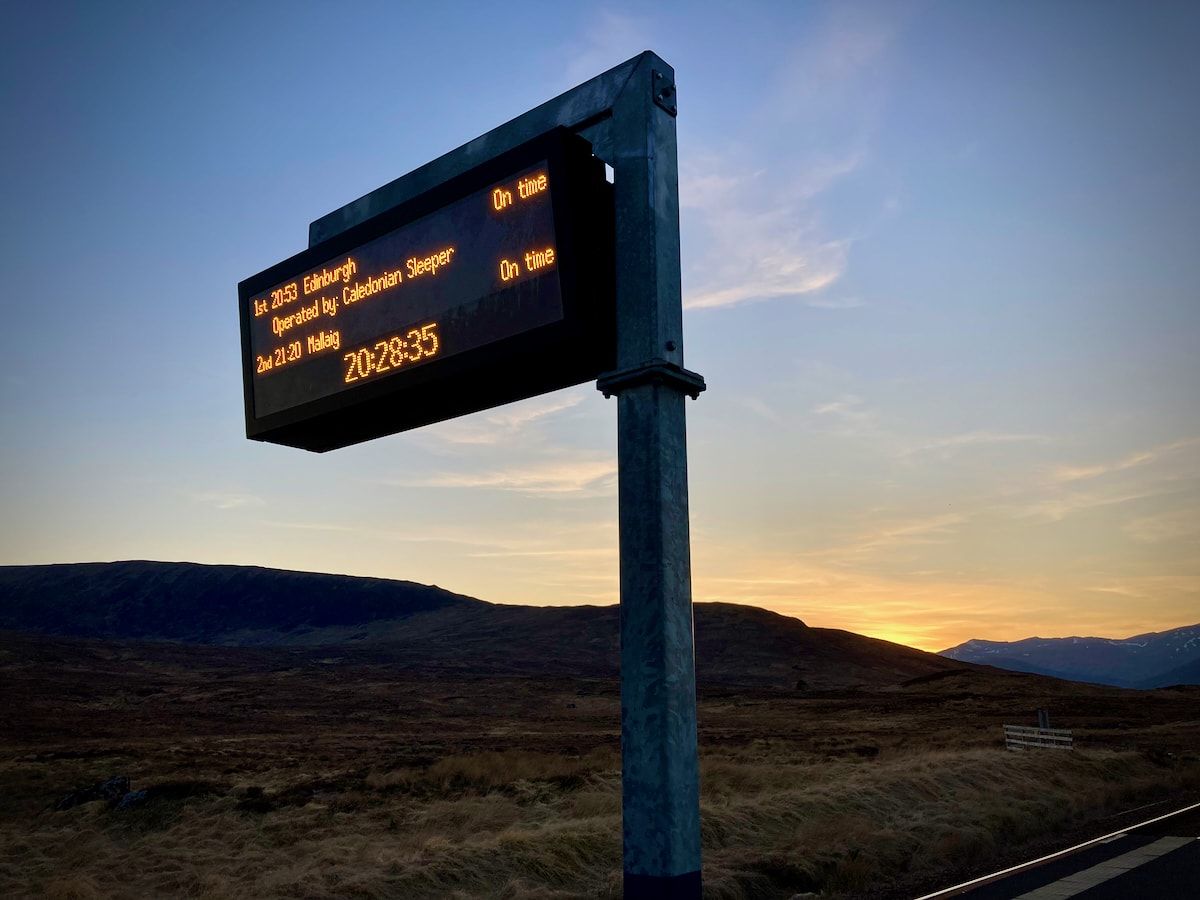 Zugzielanzeiger in Corrour am Abend