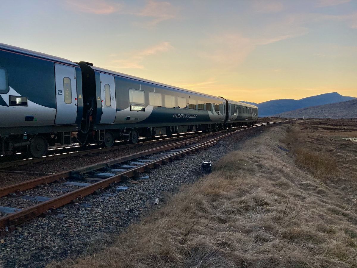 Der Caledonian Sleeper hält in Corrour