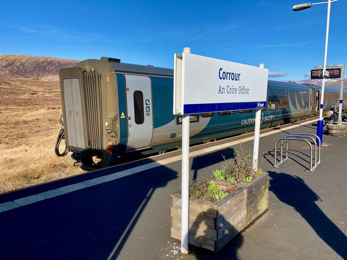 Bahnsteig Corrour mit Caledonian Sleeper im Hintergrund