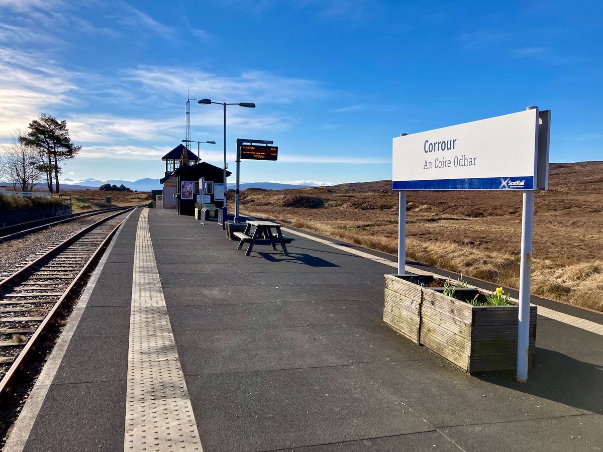 Bahnsteig von Corrour ohne Zug und Menschen