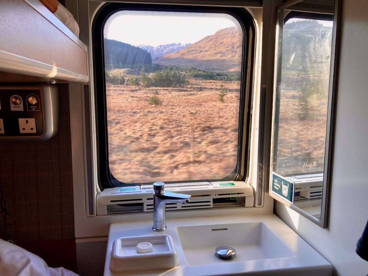 Aussicht aus dem Abteil mit Waschbecken im Vordergrund