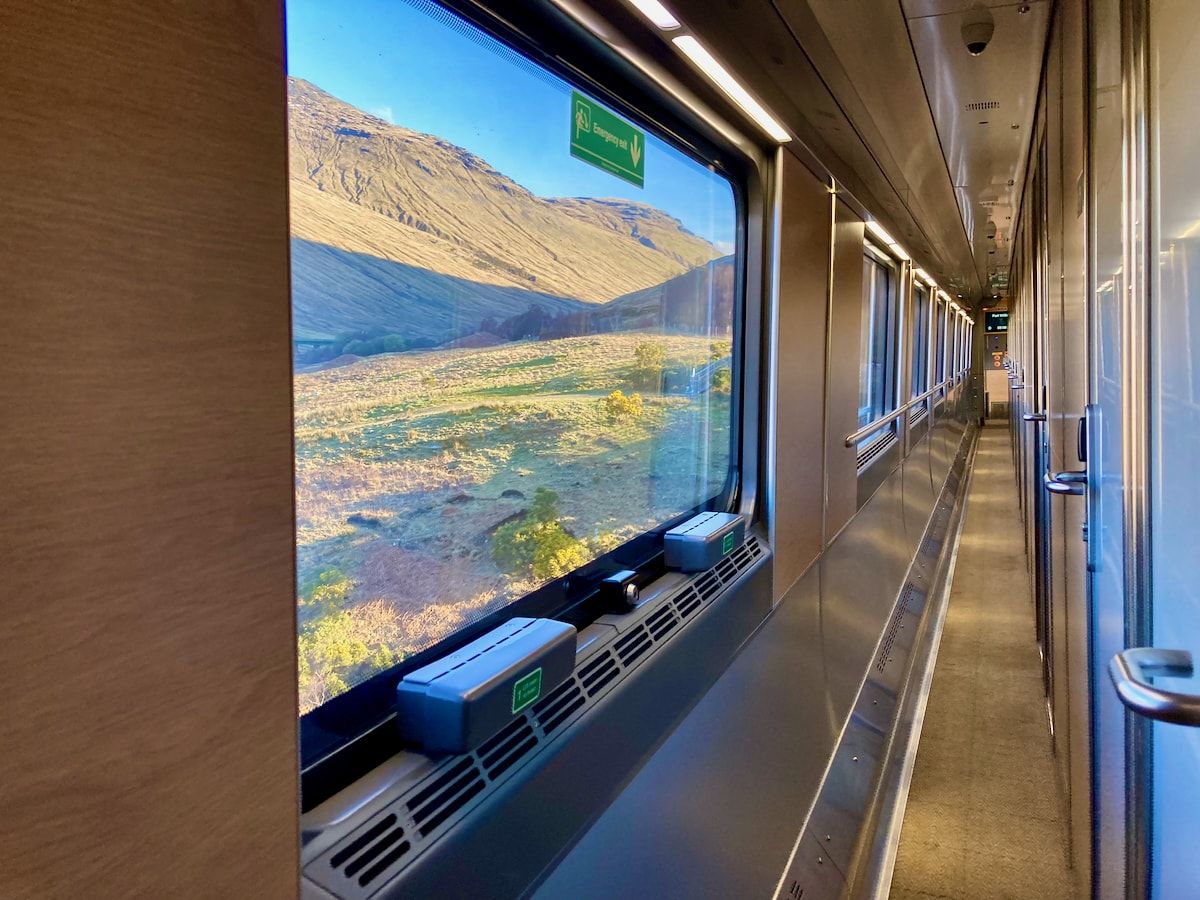 Foto aus dem Gang mit Landschaft vor dem Fenster