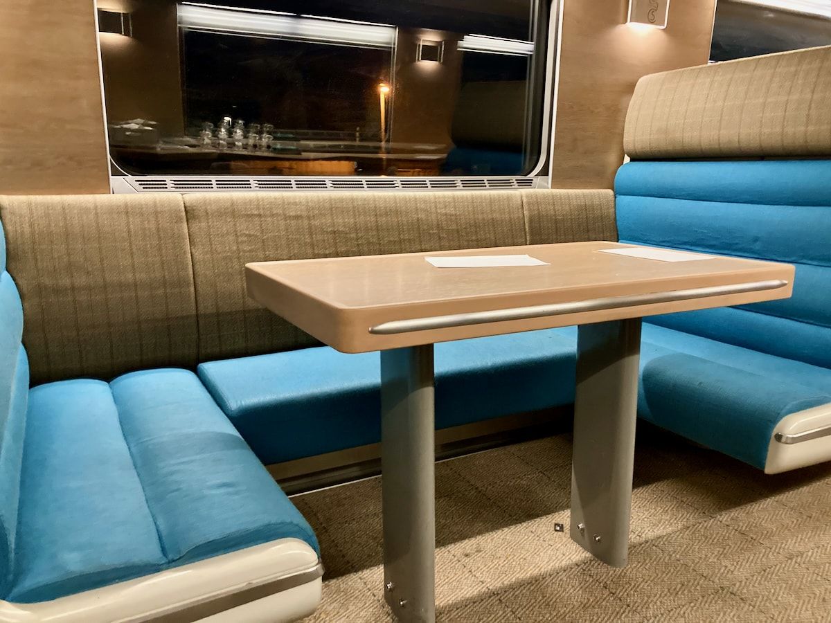 Sitzecke im Club Car mit Tisch