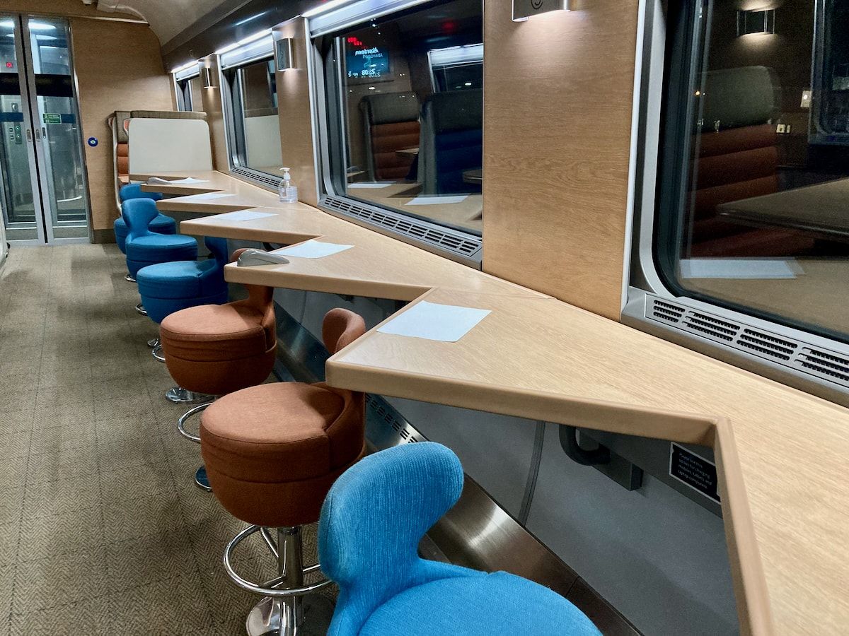 Barsitze im Club Car am Fenster