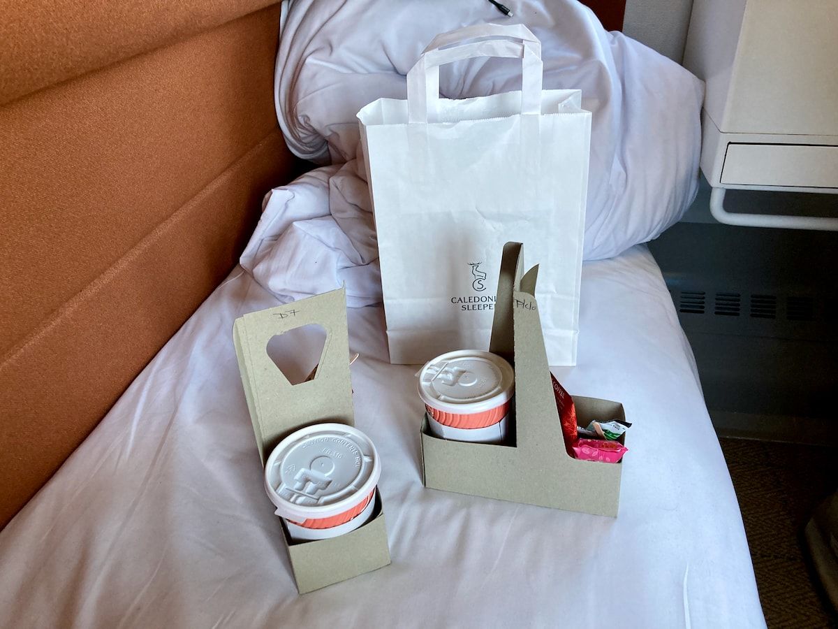 Frühstück verpackt auf dem Bett