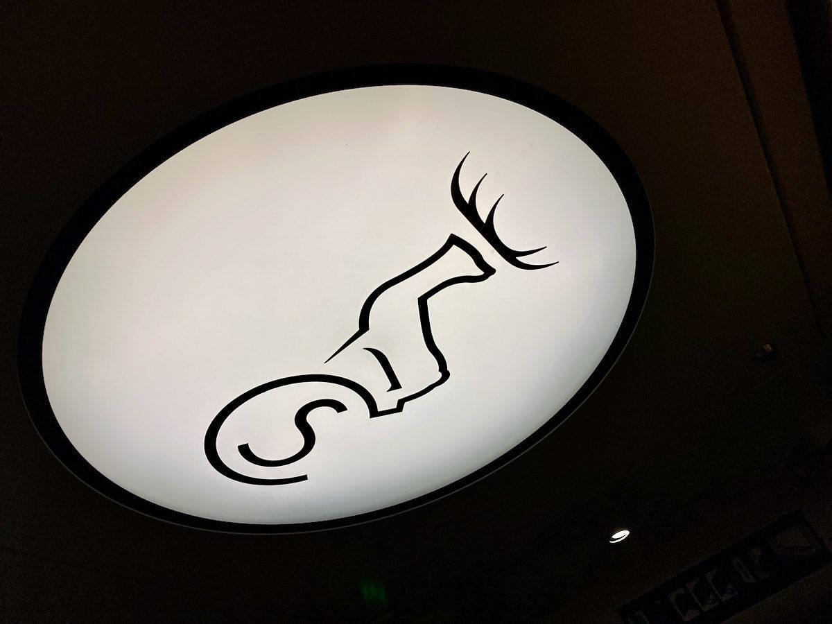 Logo des Caledonian Sleeper als Leuchtschild