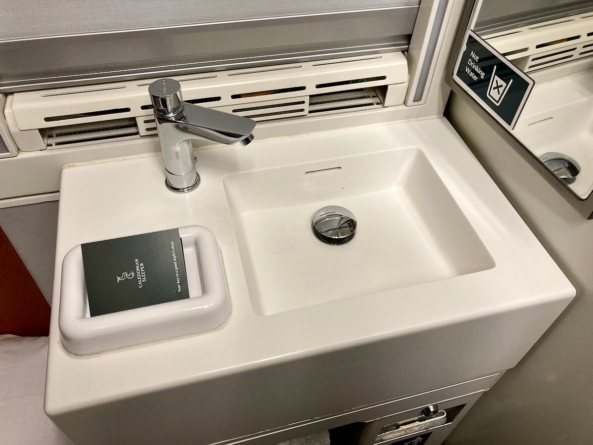 Waschbecken am Fenster