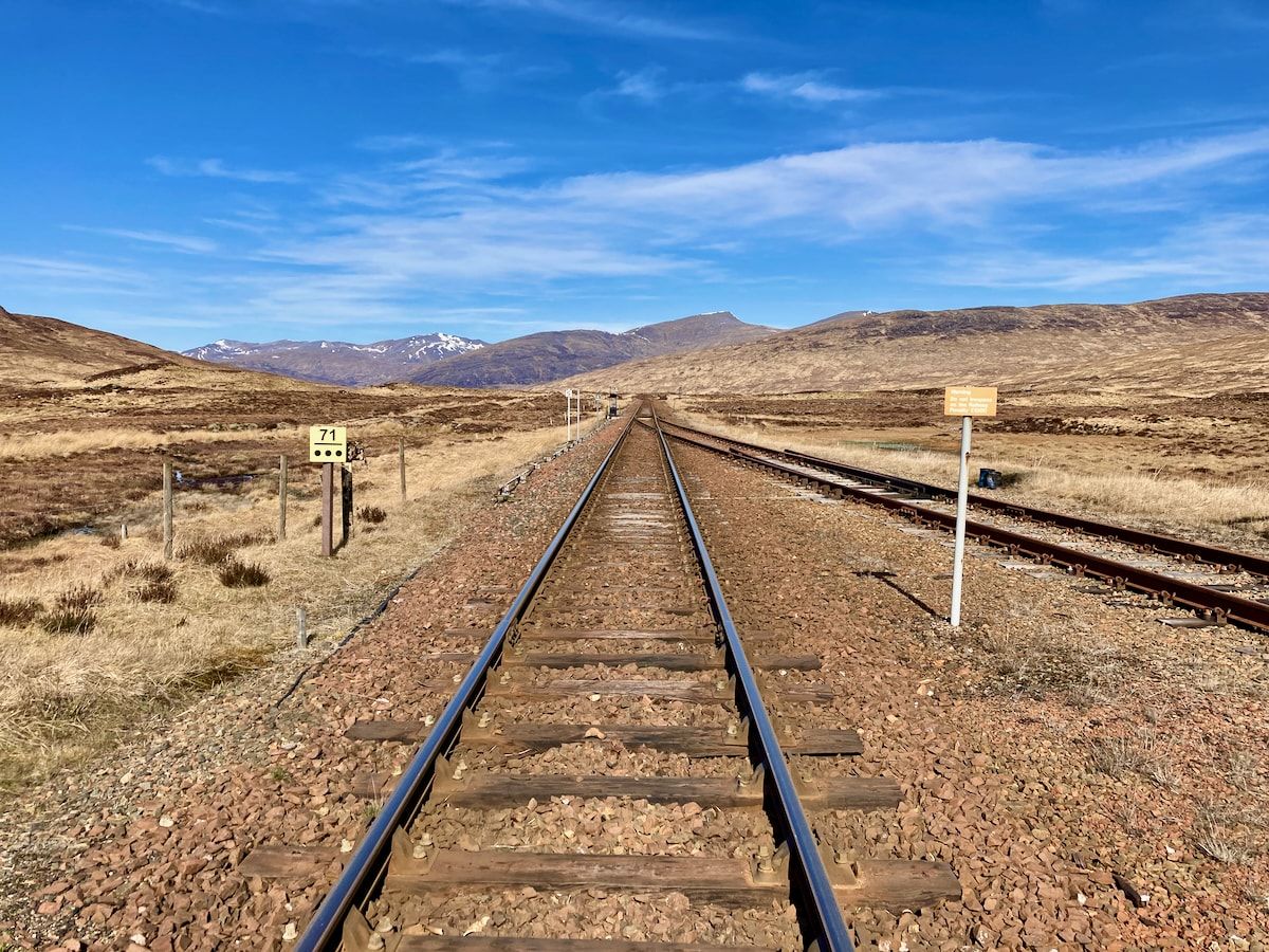 Gleis mit Weiche, im Hintergrund Berge