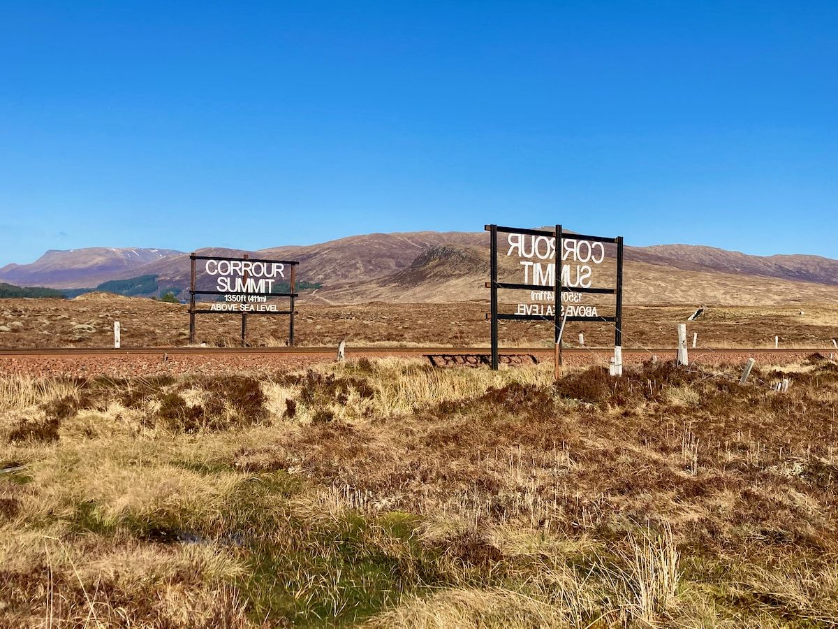 Schild: Corrour Summit, 1350 ft (411 m) Above Sea Level