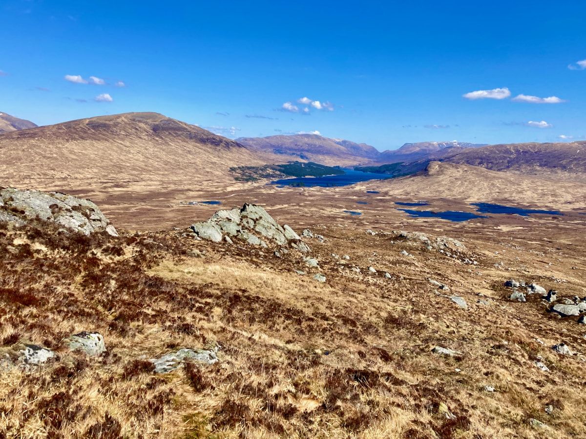 Aussicht mit Seen im Hintergrund