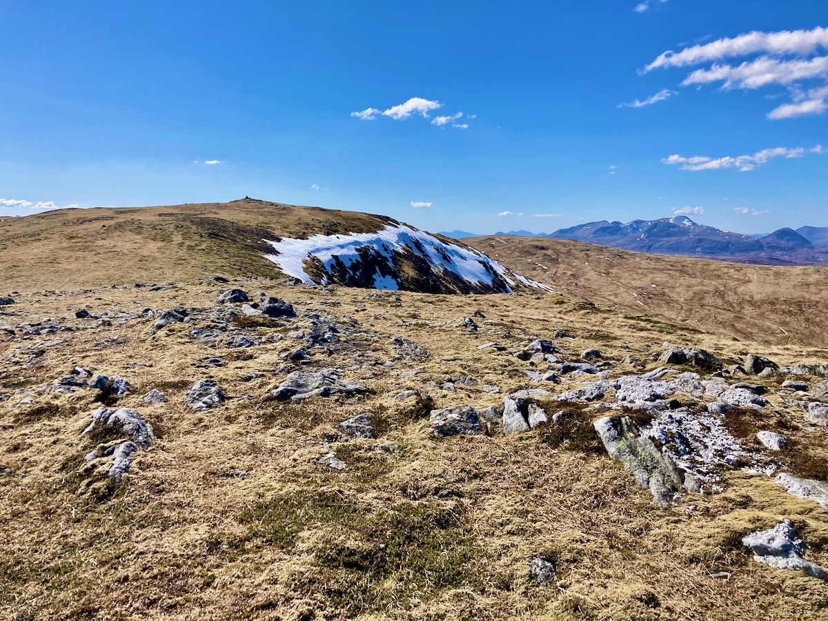 In der Nähe des Gipfels, im Hintergrund ein Schneefeld