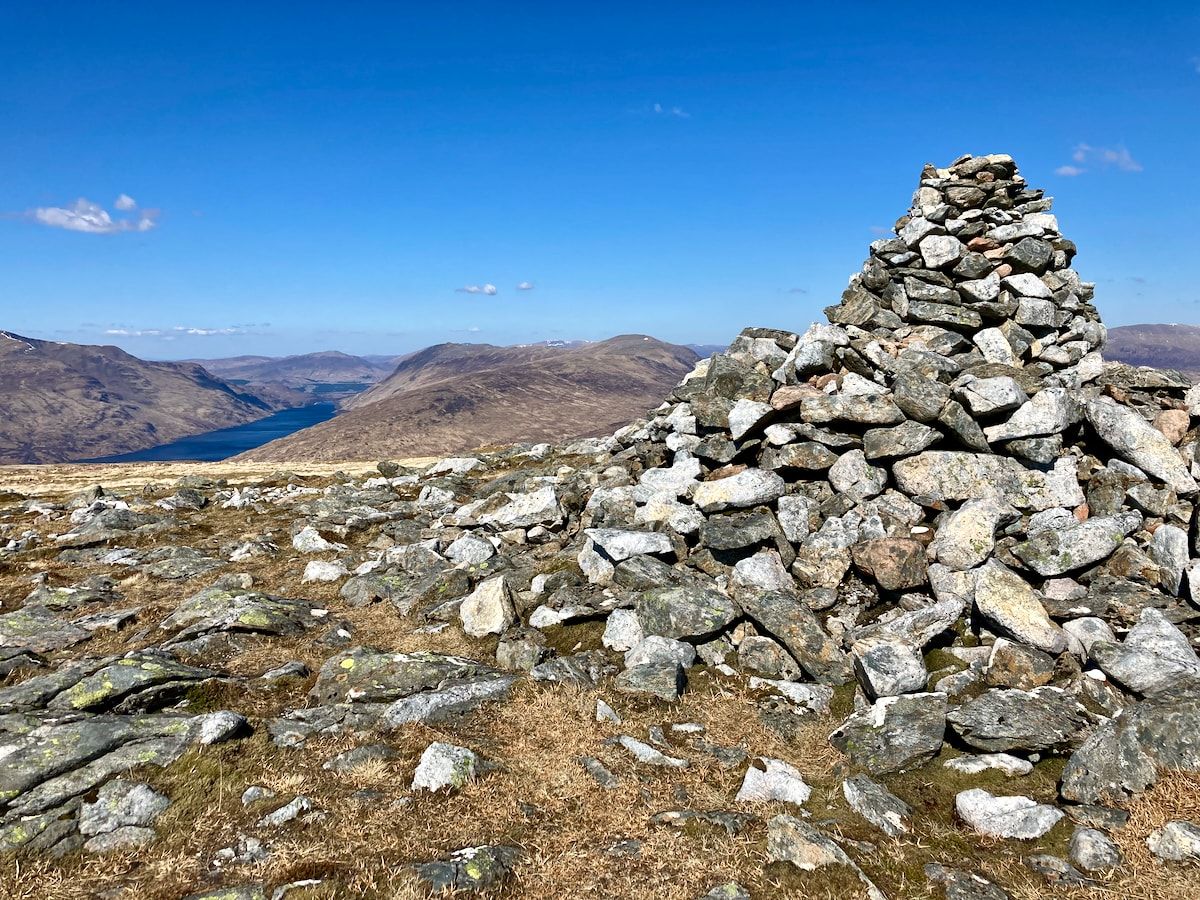 Ein Steinhaufen markiert den Gipfel