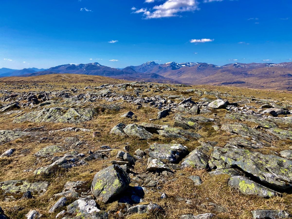 Bergpanorama mit schneebedeckten Gipfeln im Hintergrund
