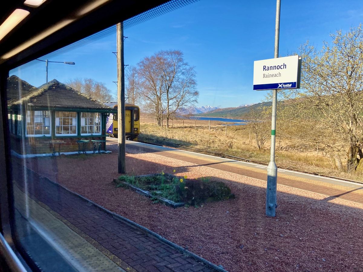 Bahnhof Rannoch mit Stationsschild und Zug