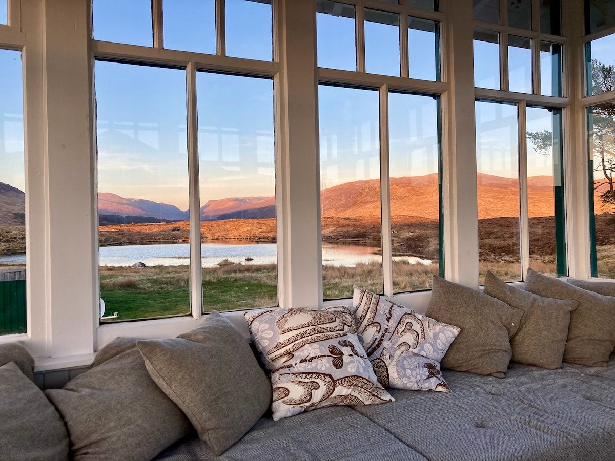 Blick auf die Berge, im Vordergrund ein kleiner See