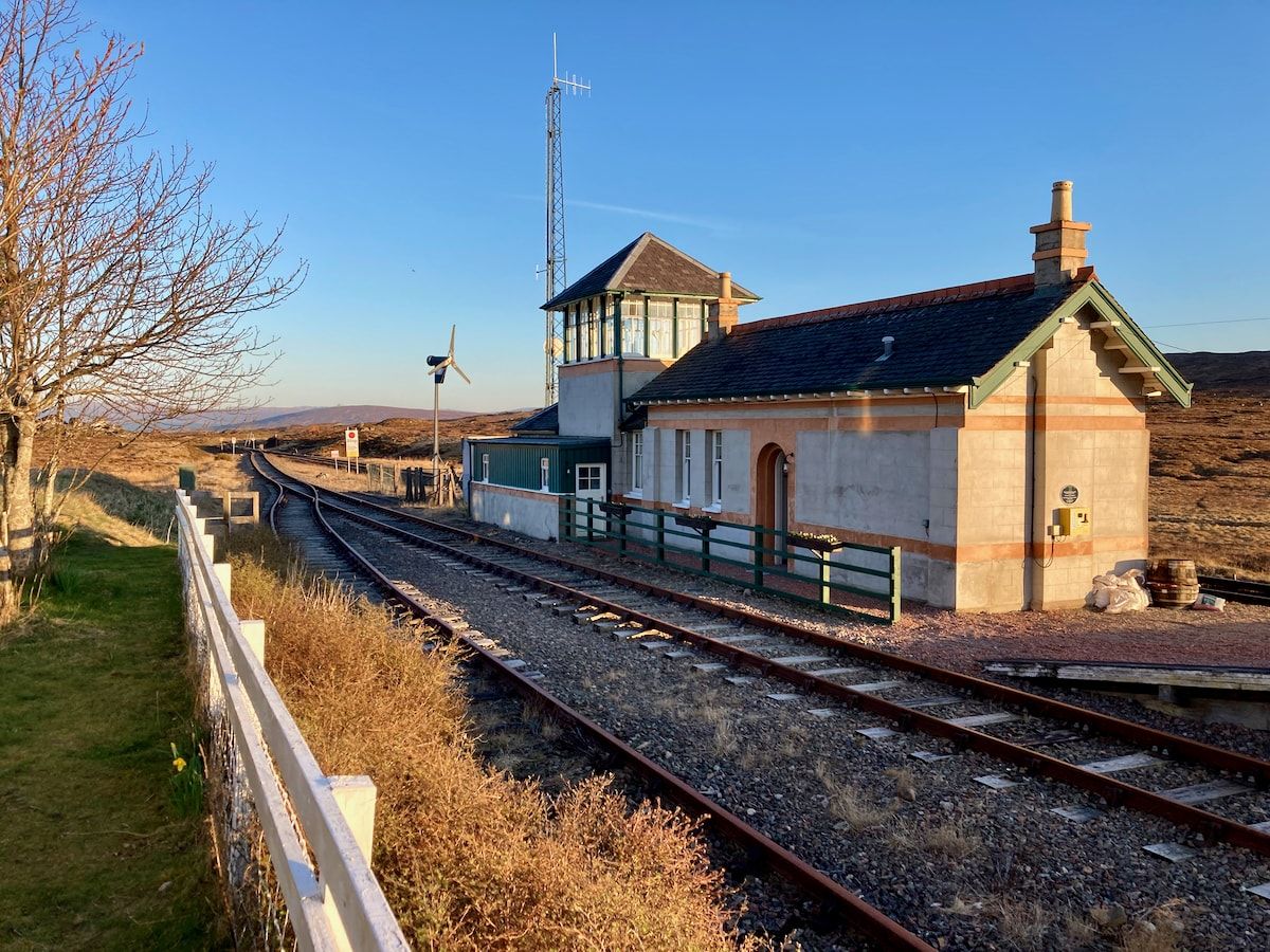 Die Signal Box zwischen den Gleisen
