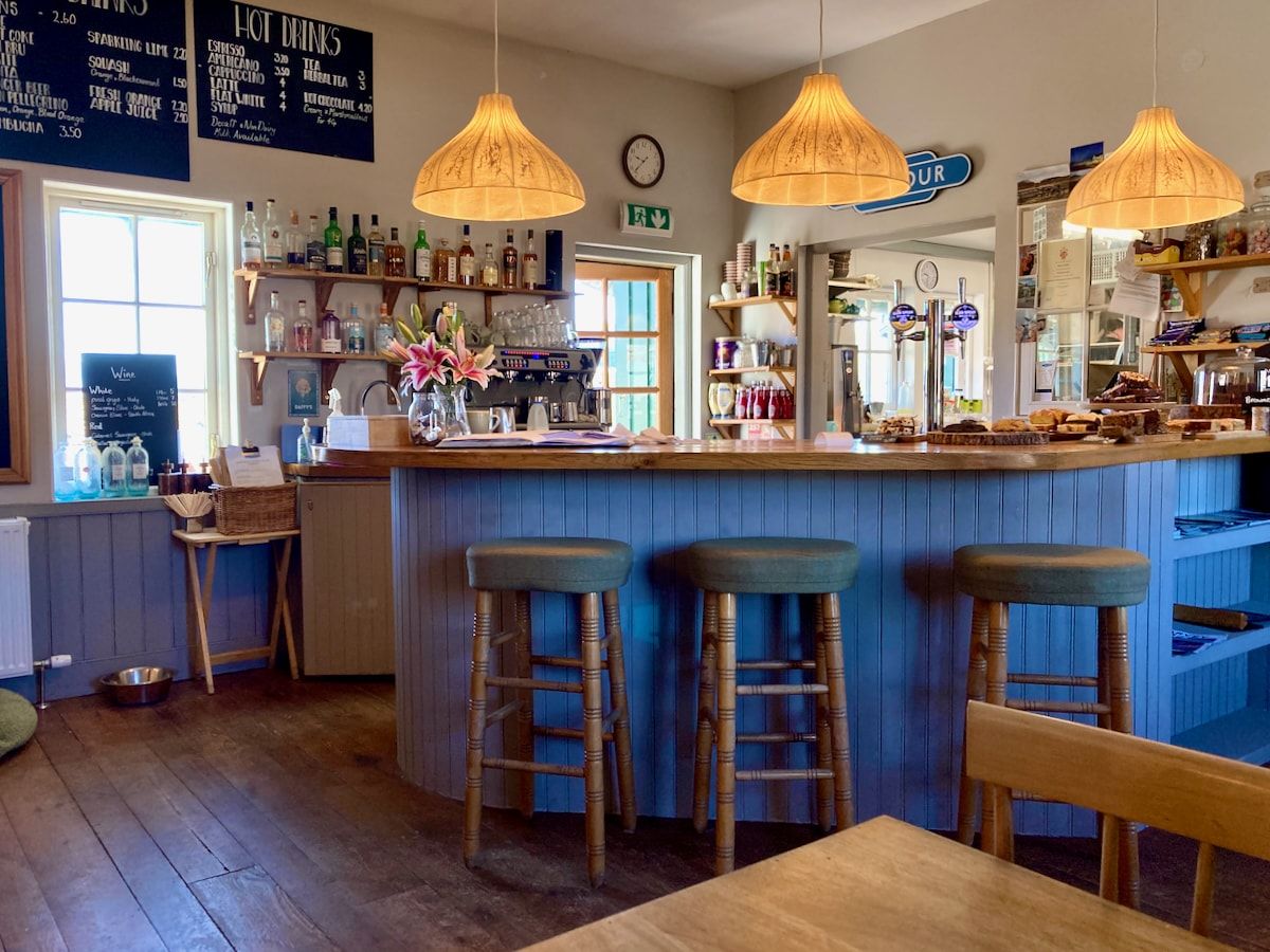 Bar im Corrour Station House