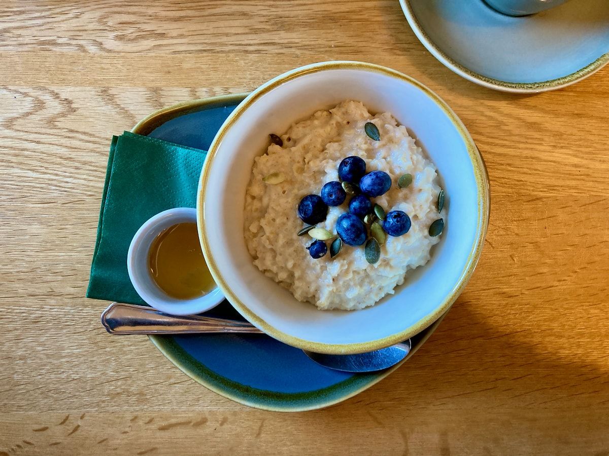 Eine Portion Porridge mit Honig und Früchten