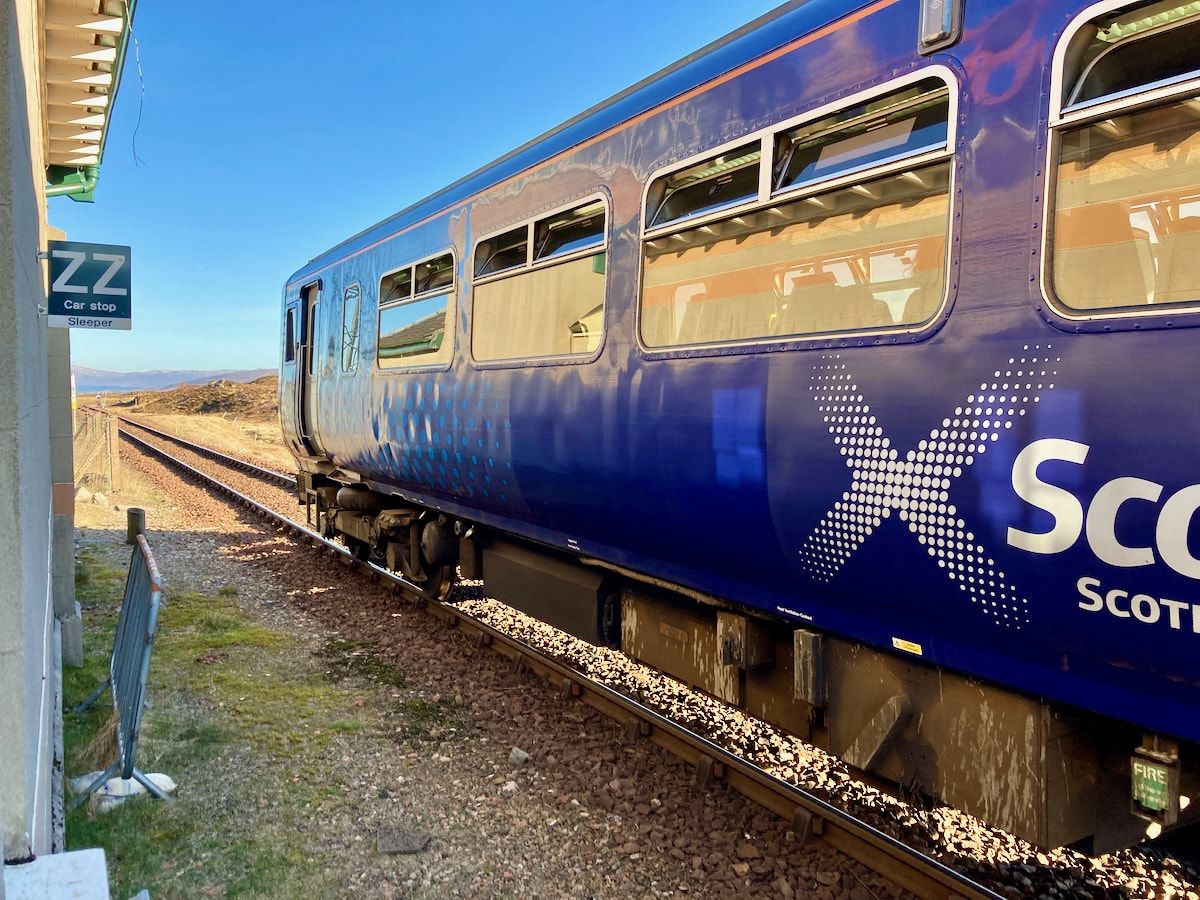 Ein blauer Zug, vom Fenster fotografiert