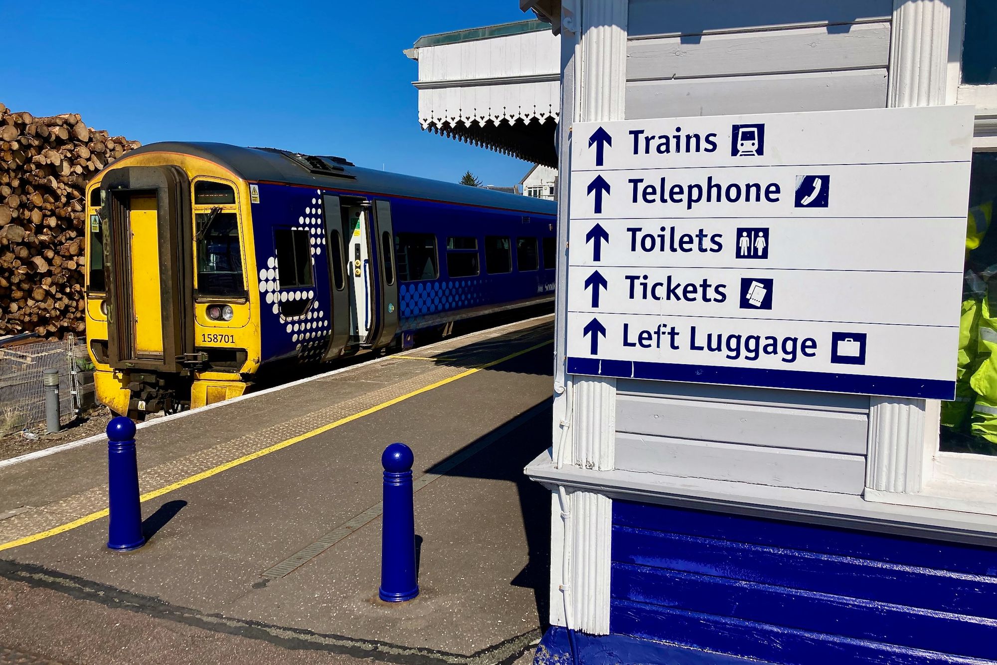 Bild: Bahnhof Kyle of Lochalsh mit Hinweischild