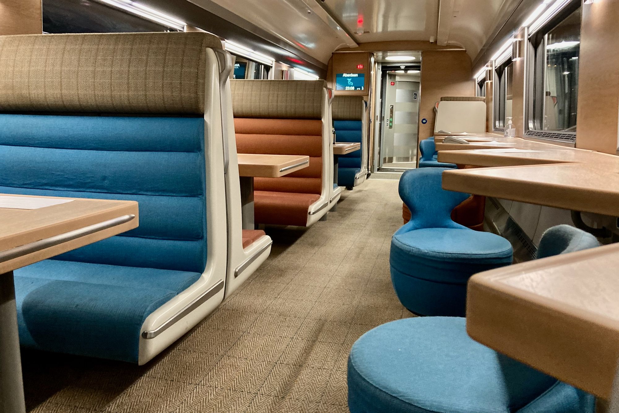 Bild: Der Speisewagen Club Car mit Sitzgruppen und Barsitzen am Fenster