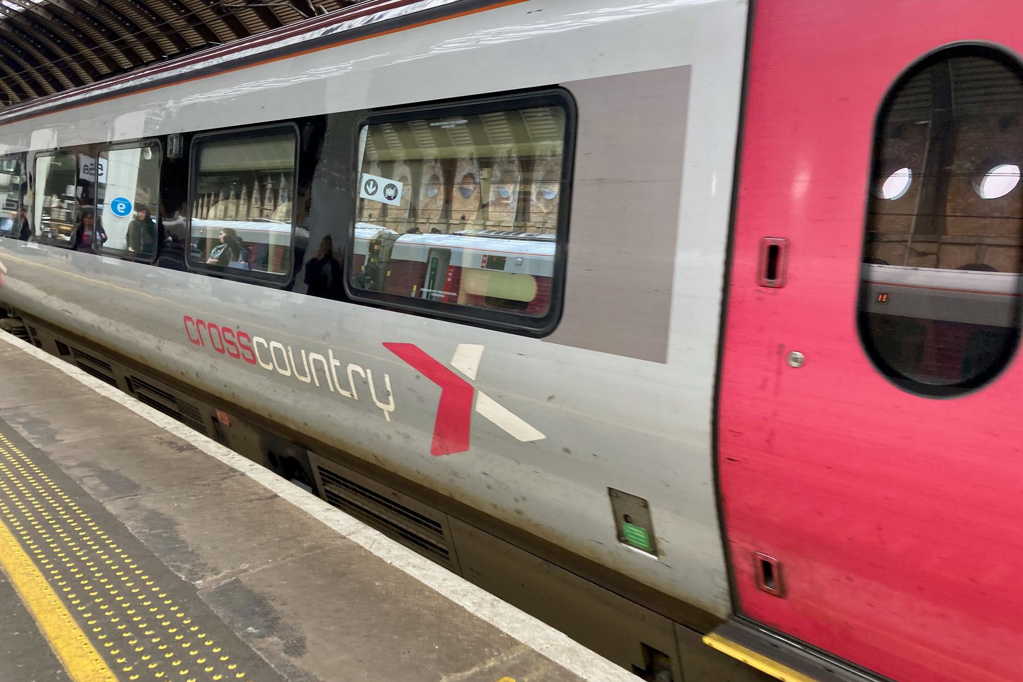 Bild: Ein Zug von CrossCountry am Bahnsteig