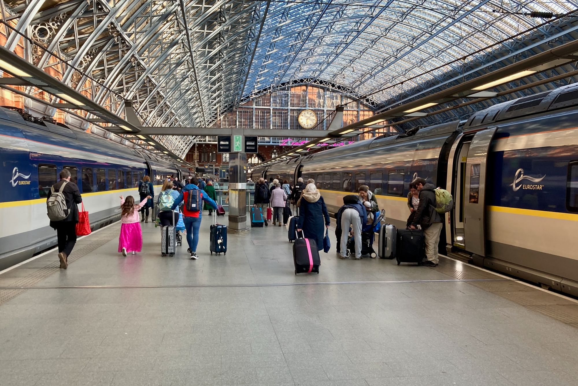 Bild: Zwei Eurostar-Züge am Bahnsteig mit Reisenden