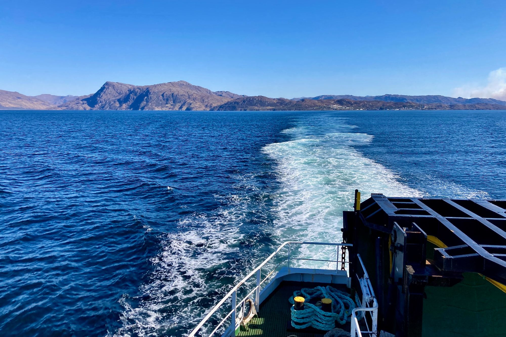 Bild: Blick auf das Heck der Fähre, im Hintergrund Felsen