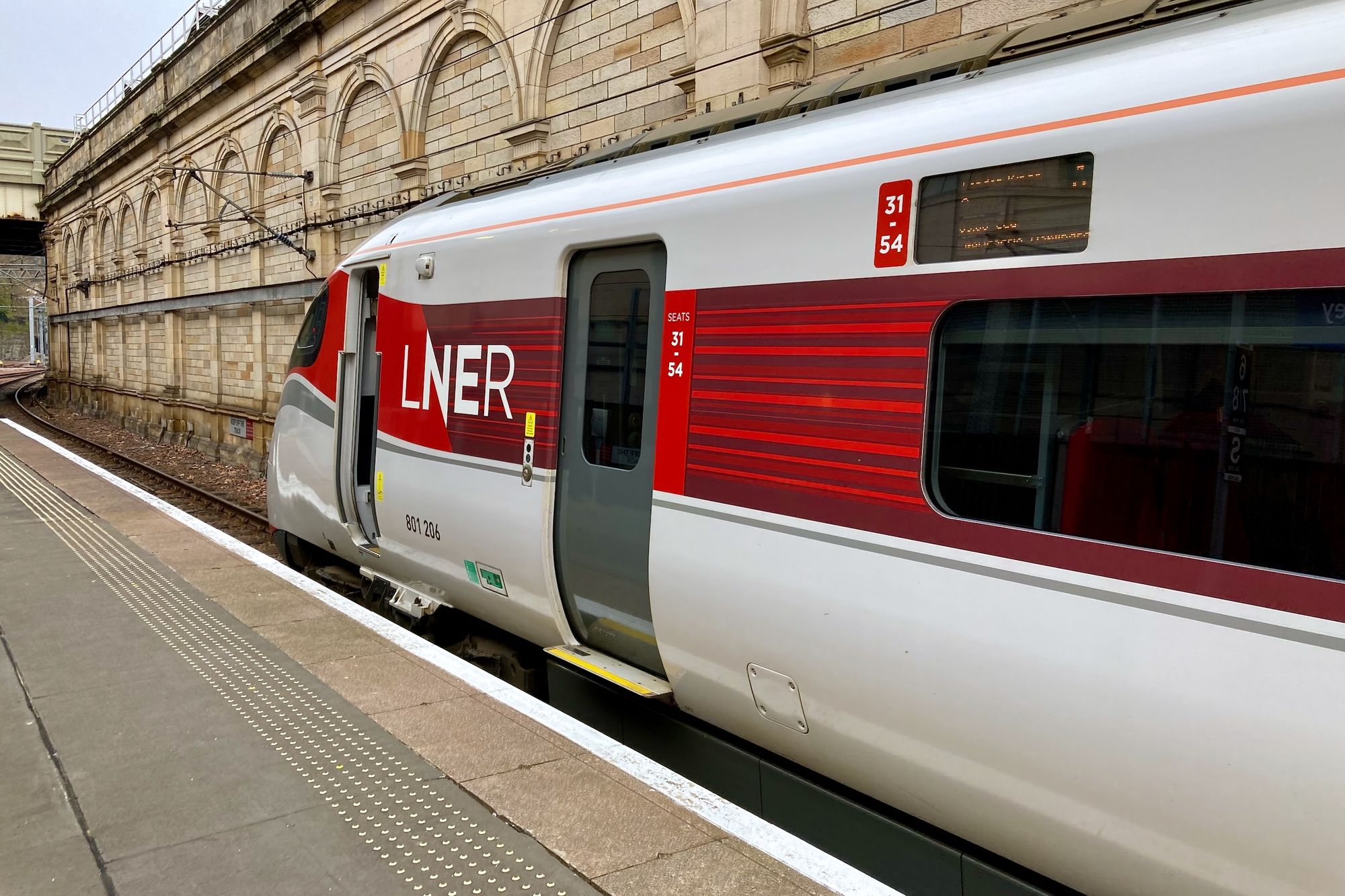 Bild: Ein Azuma-Zug von LNER im Bahnhof Edinburgh
