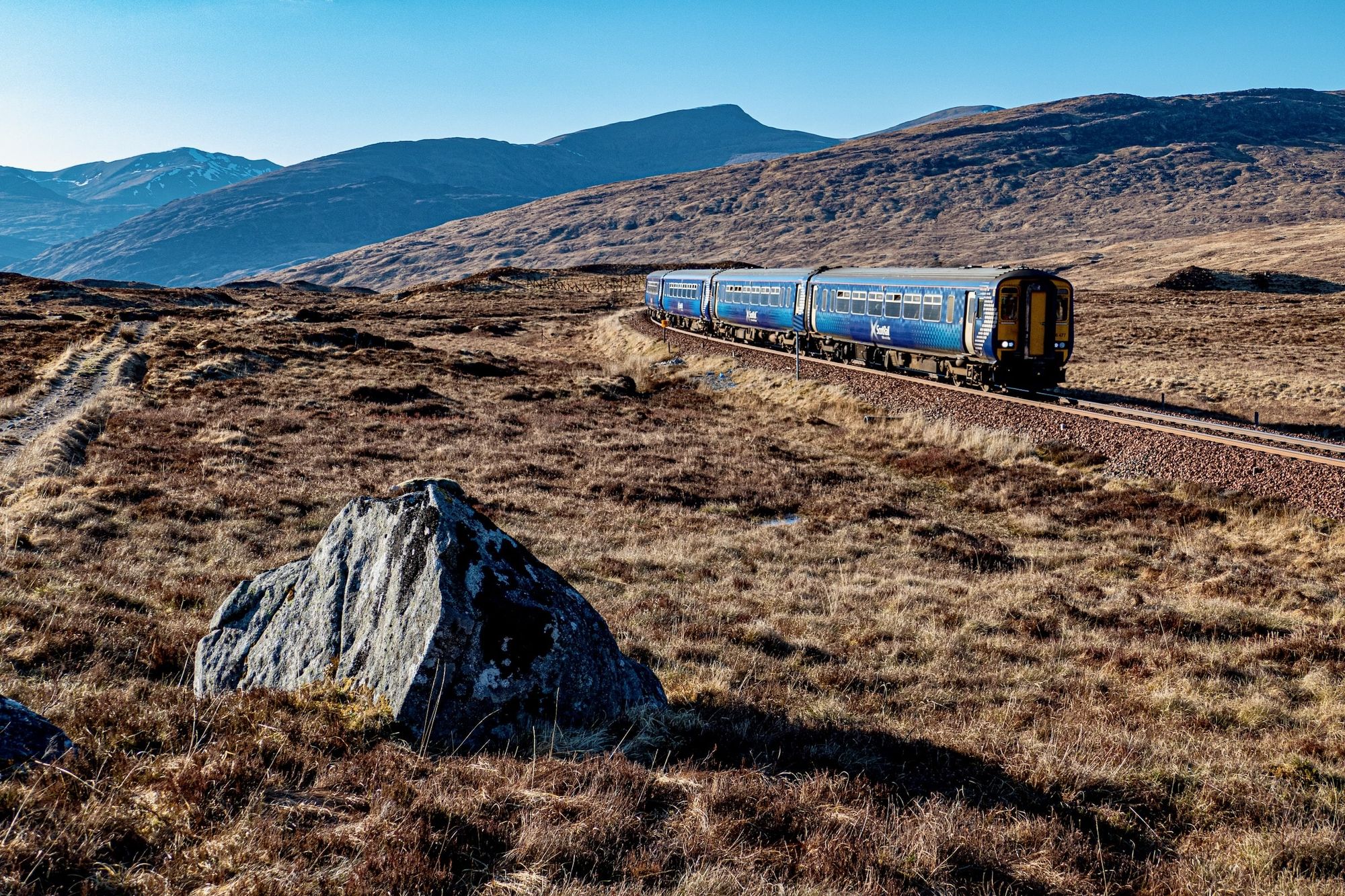 Bild: Ein Triebwagen von ScotRail fährt durch die Highlands