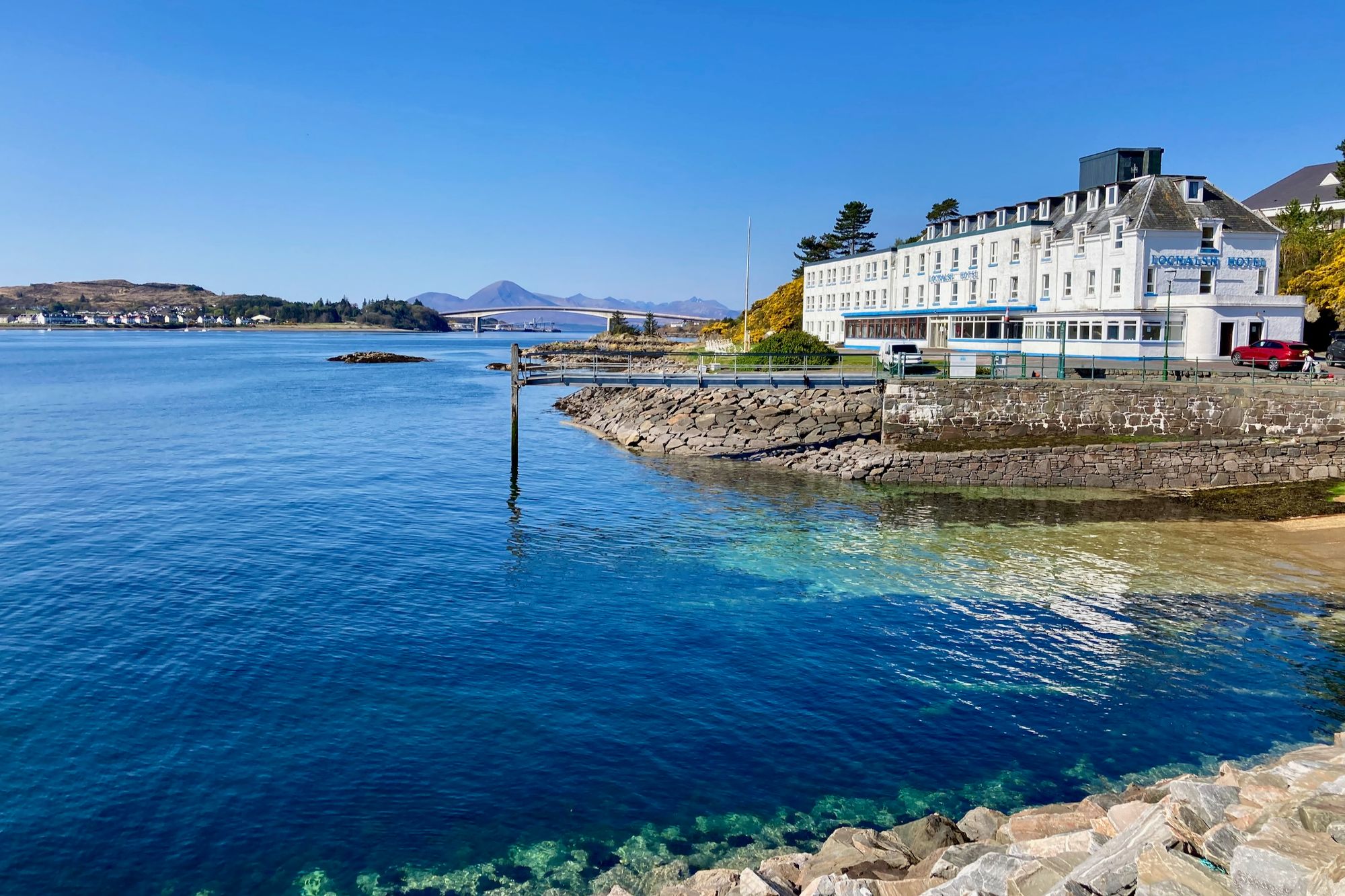 Bild: Kyle of Lochalsh, im Vordergrund ein Hotel, im Hintergrund eine Brücke