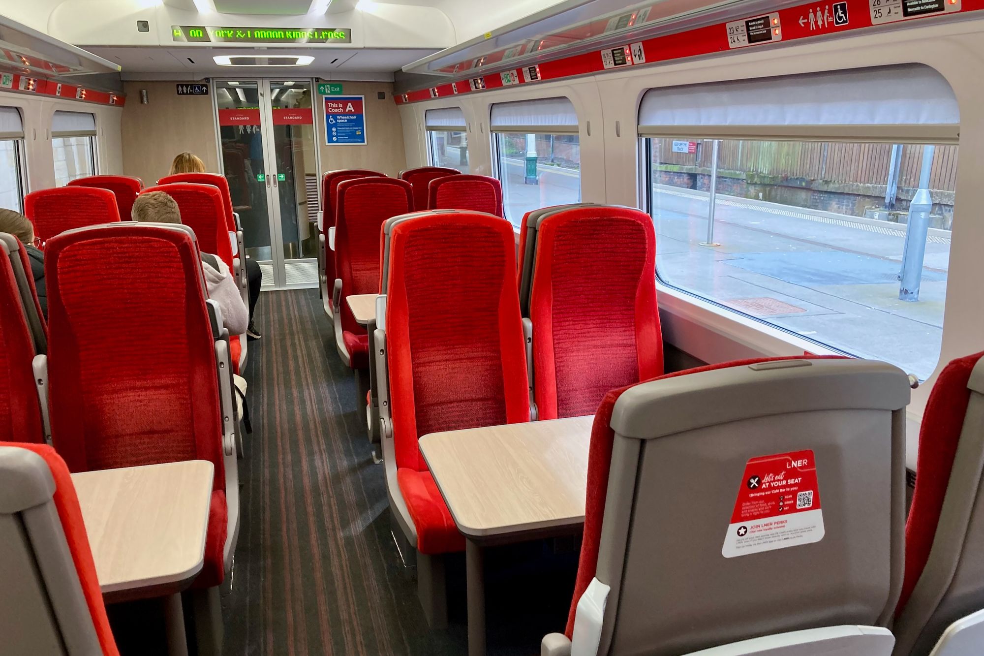 Bild: Innenraum vom Azuma mit Sitzen