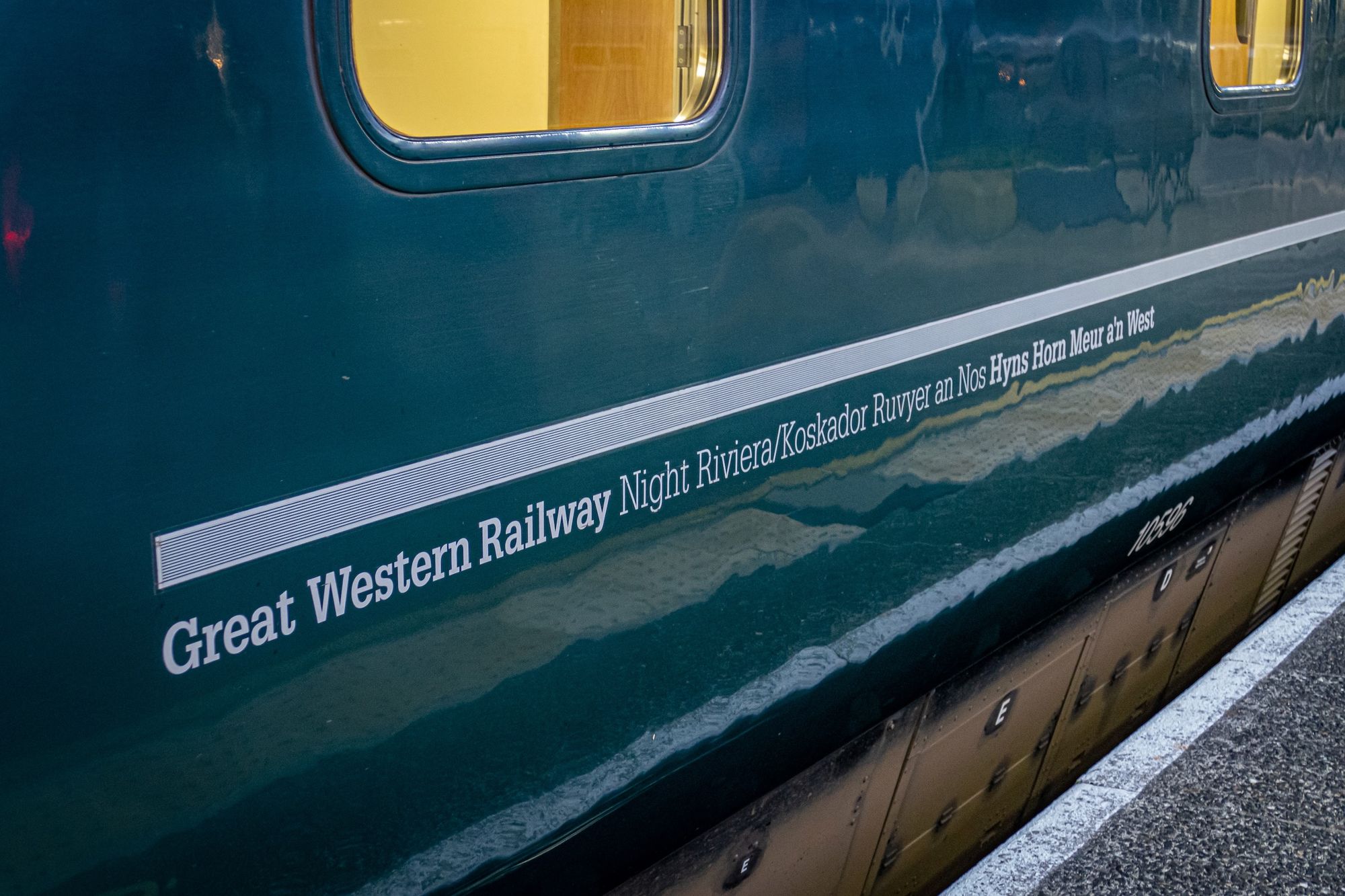 Beschriftung "Great Western Railway Night Riviera" auf Englisch und Kornisch